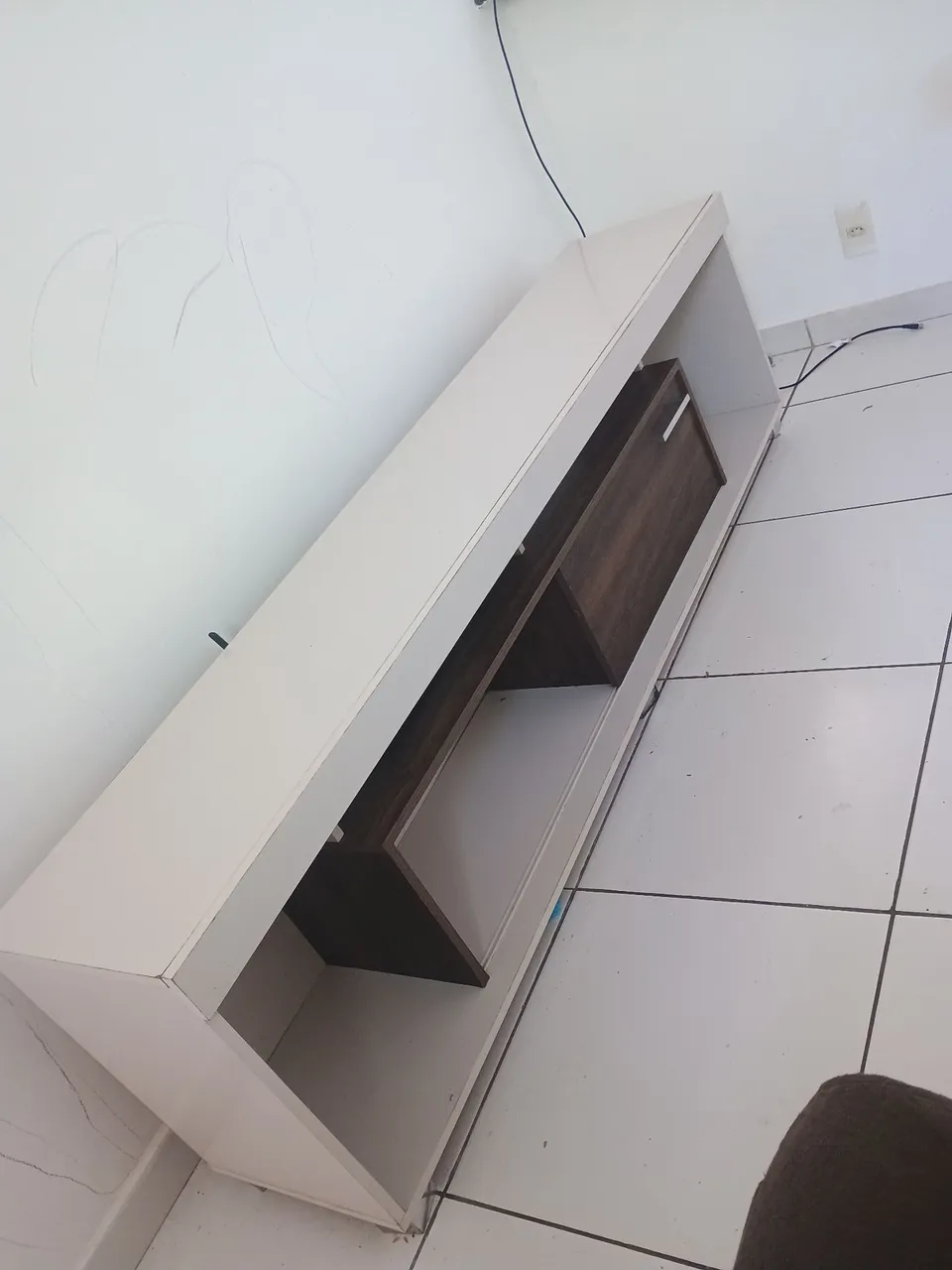 Rack moderno branco com detalhes em madeira