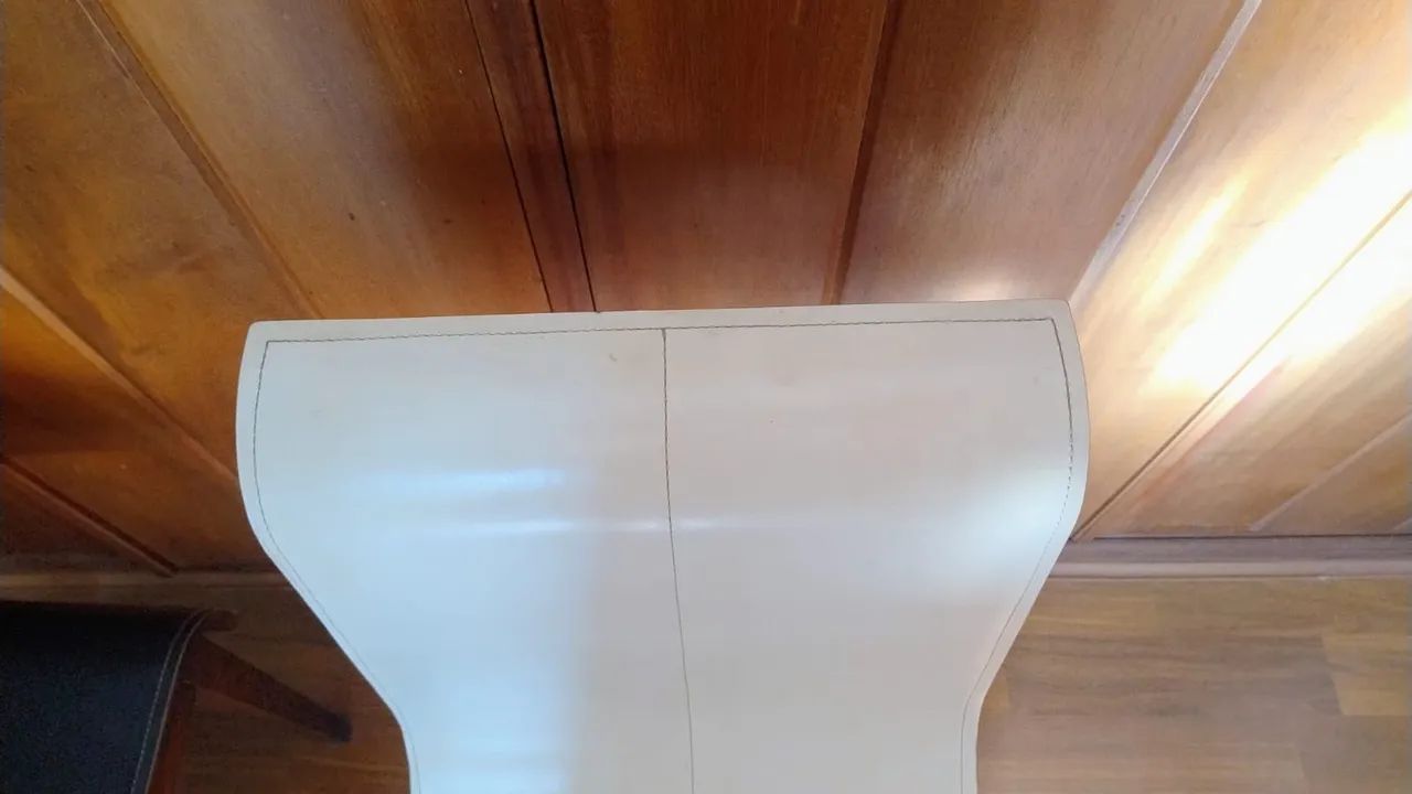 Cadeira branca Artzzi de couro duro  - Foto 4