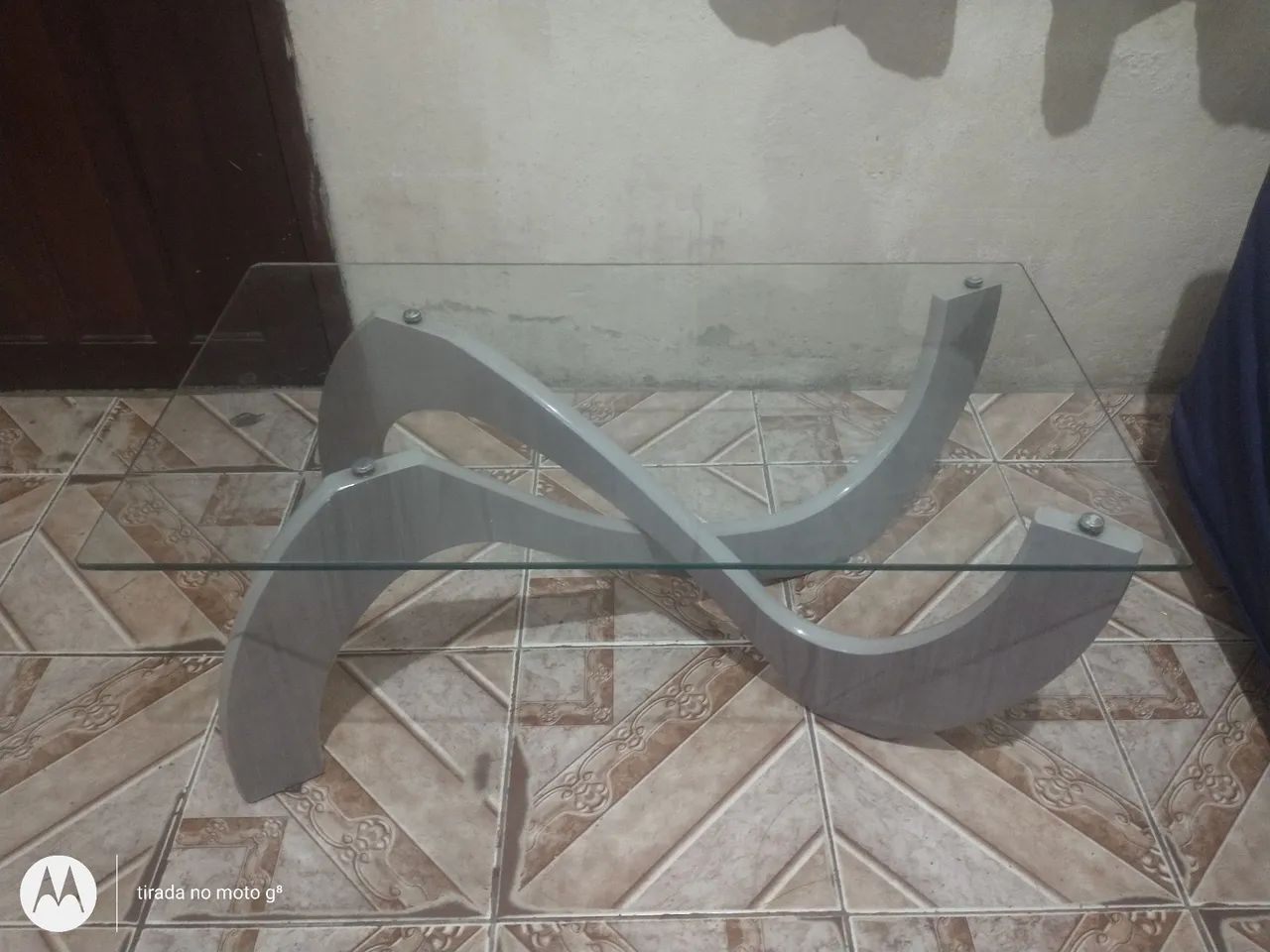 Mesa de centro de vidro com base em X