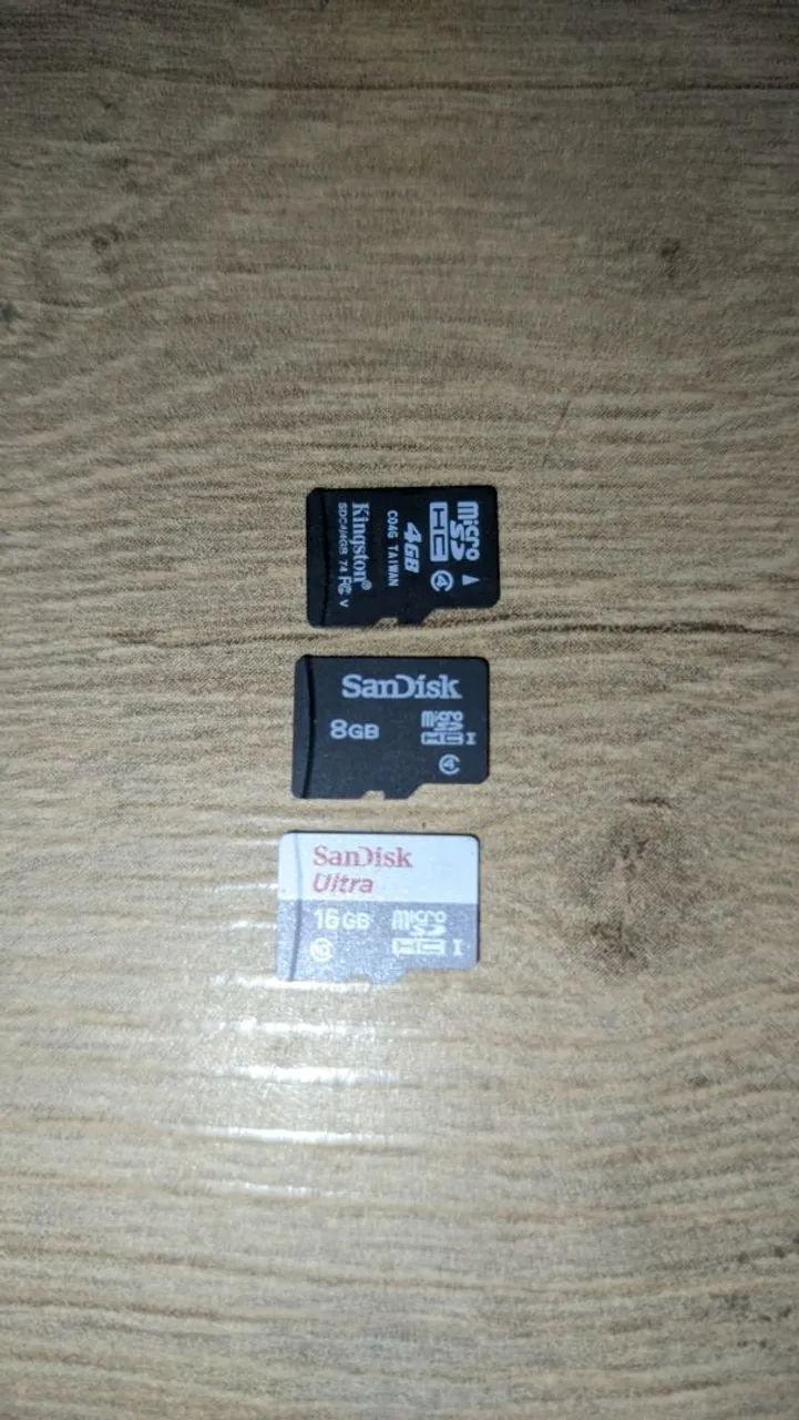 Kit com 3 cartões microSD - SanDisk e Kingston - Usados e em ótimo estado