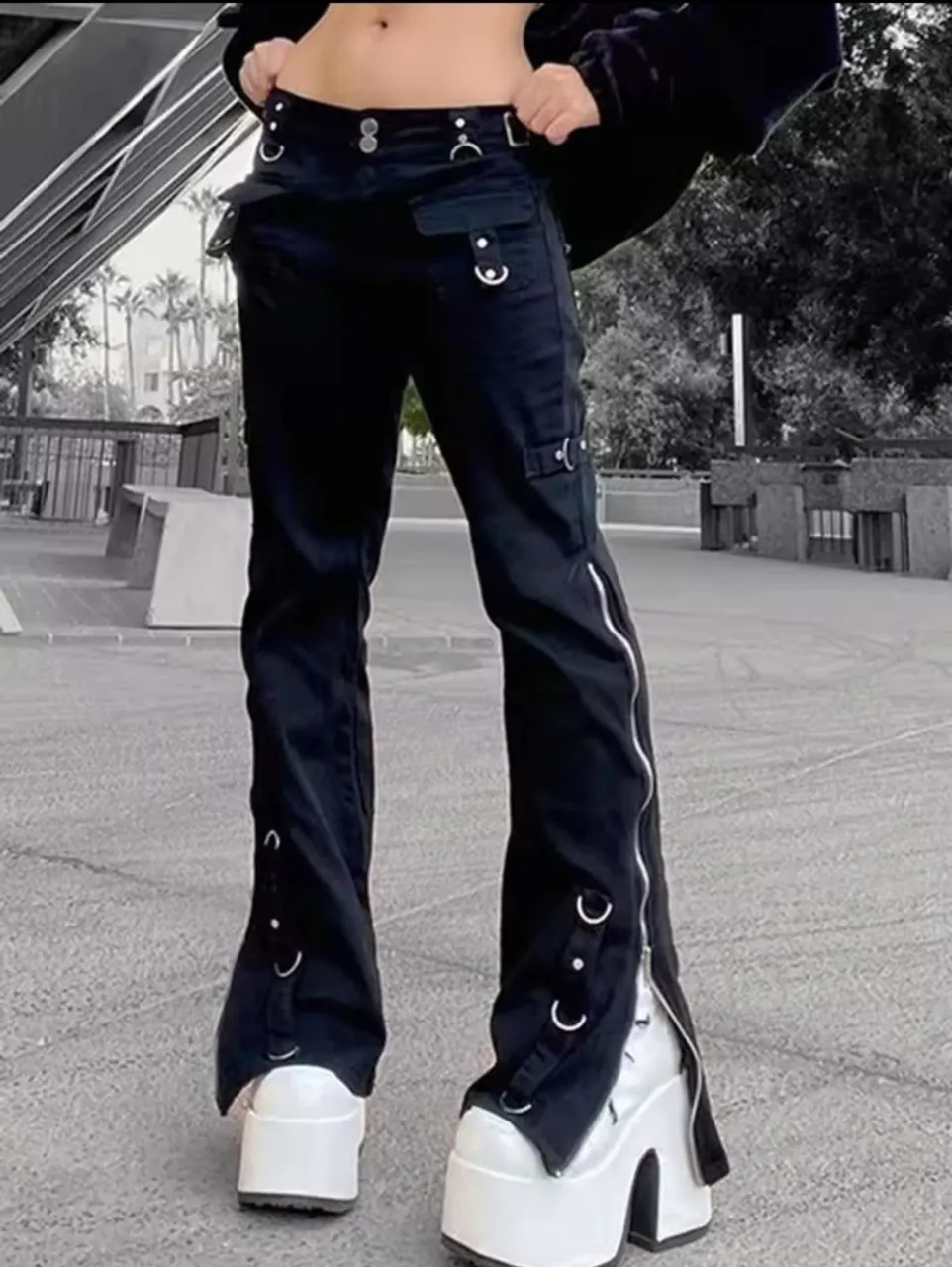 Calça Cargo Flare com Zíperes - Estilo Gótico