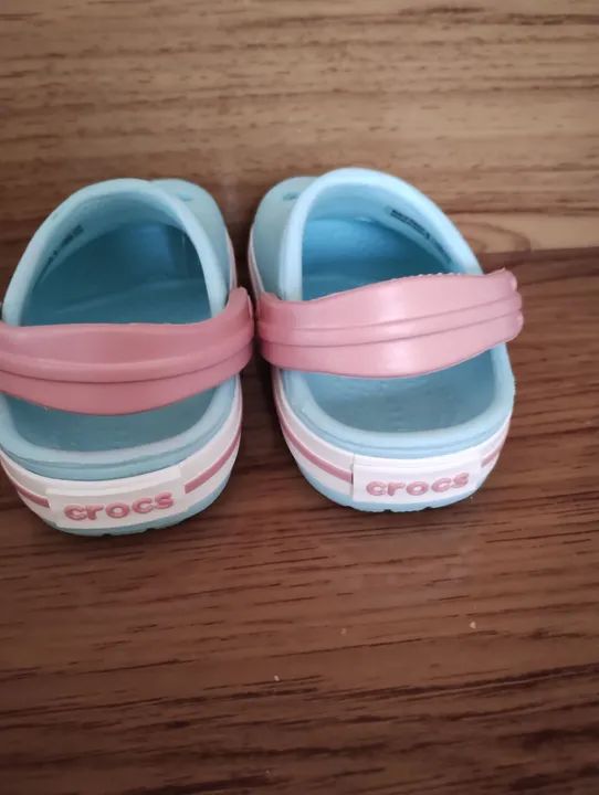 Sandálias Crocs infantis - Azul Bebê - Foto 4