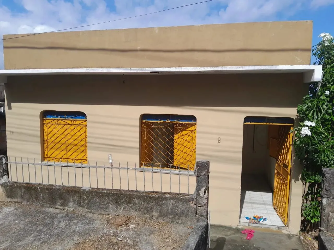 Casa em Petrópolis com terreno grande (venda) - com sala, 2 quartos, banheiro e cozinha