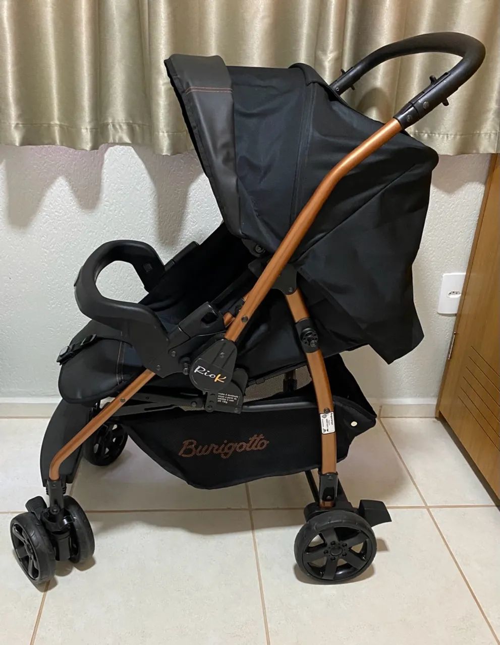 Carrinho de Bebê Burigotto RioK Preto e Rosê - Foto 2