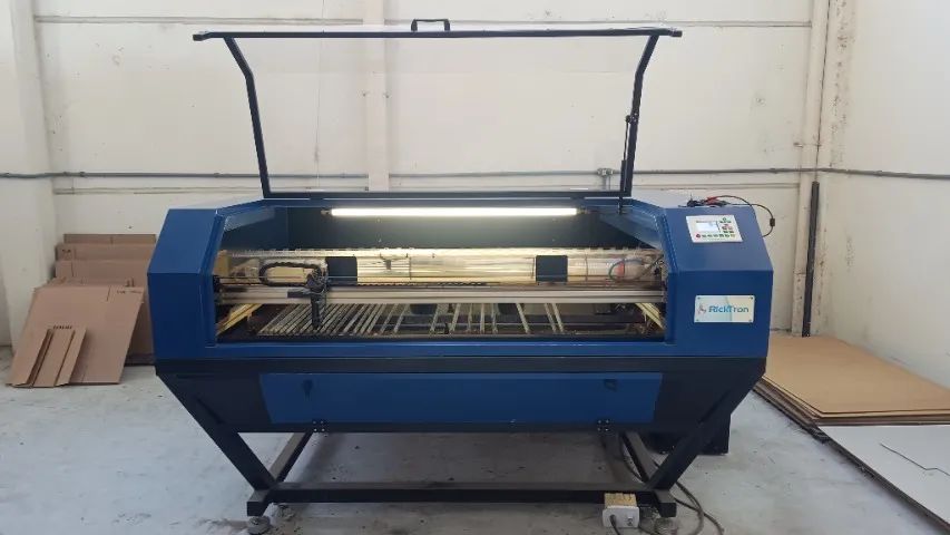 CNC Laser 1300w com fonte de 1500w menos de 100 horas de uso - 1500 X 1300mm. +nova do OLX