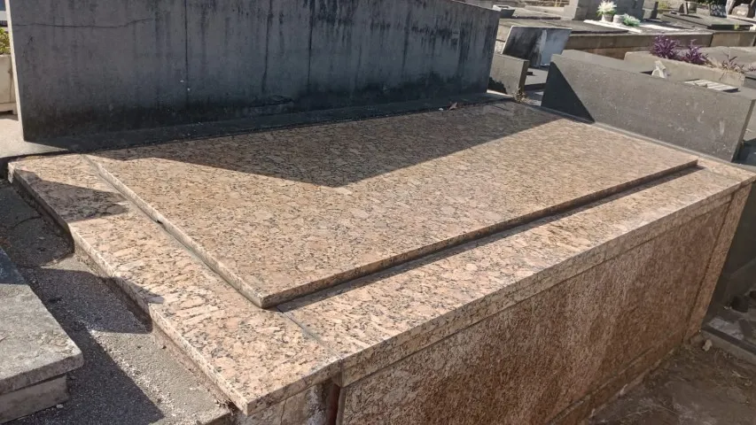 Sepultura no Cemitério do Caju - vazia e reformada