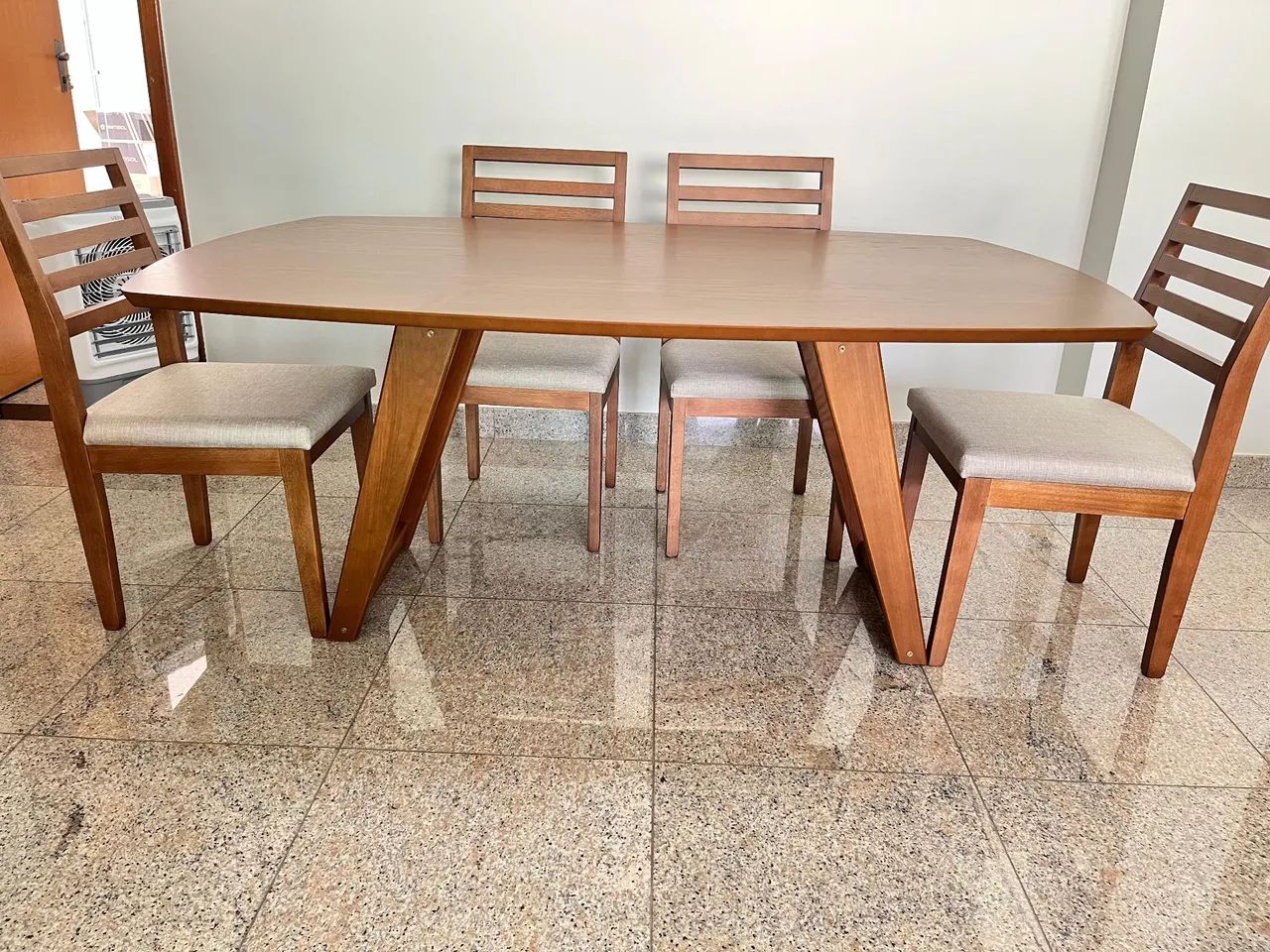 Mesa nova com cadeiras de madeira maciça  - Foto 5