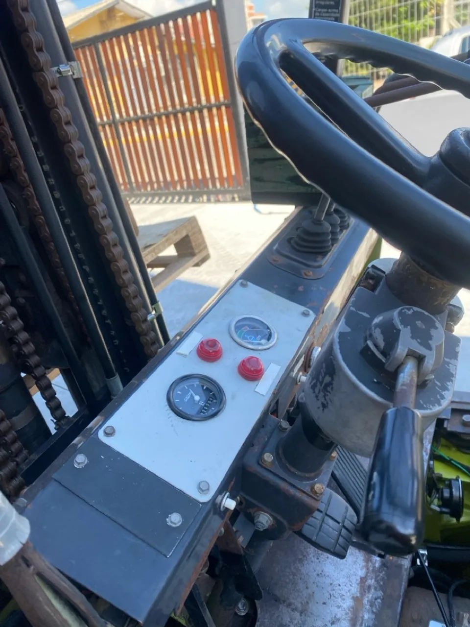 Vendo empilhadeira clark em boas condições  - Foto 2