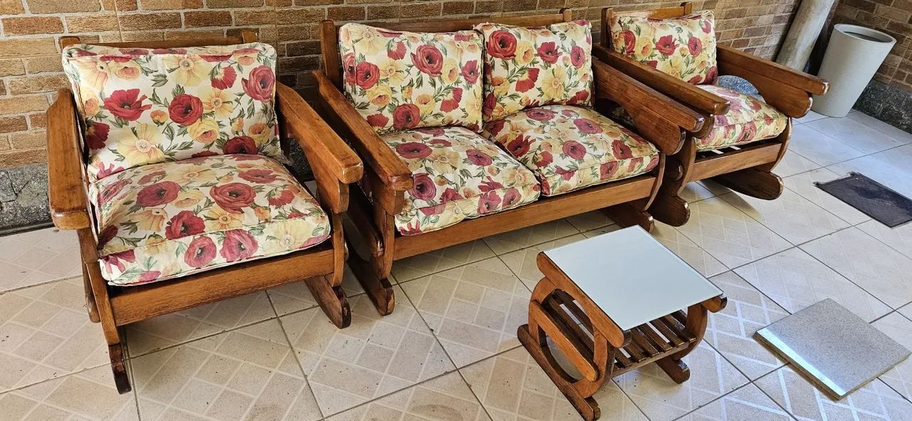 Conjunto de Sofá e Cadeiras de Balanço em Madeira
