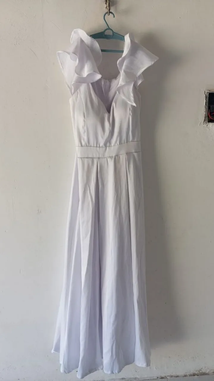 Vestido branco com babados e caimento elegante