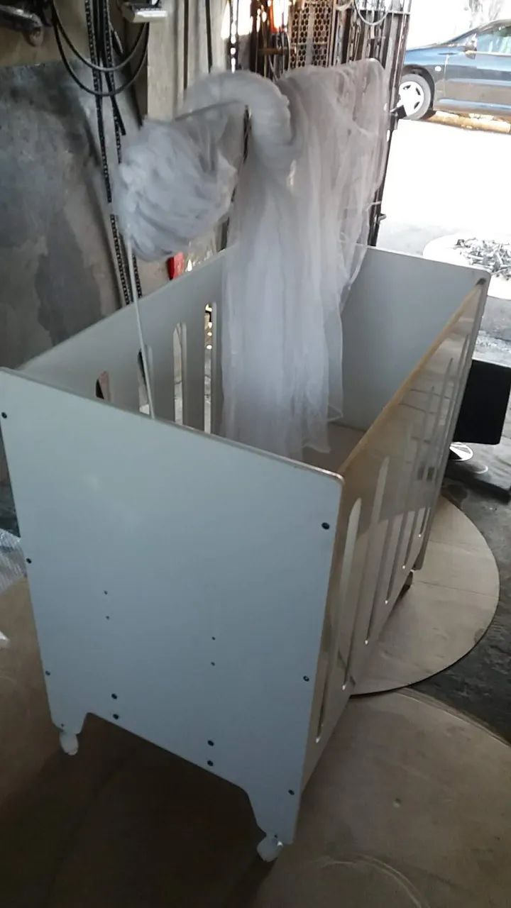 Berço de madeira branco