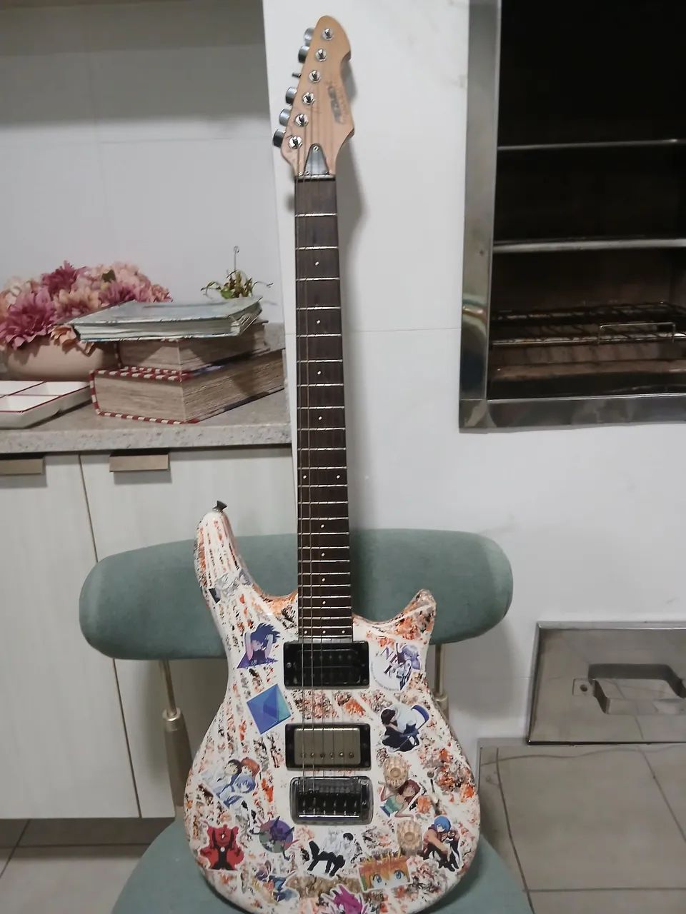 Guitarra Peavey elétrica, 3 humbuckers, personalizada com adesivos, ótima para rock ?