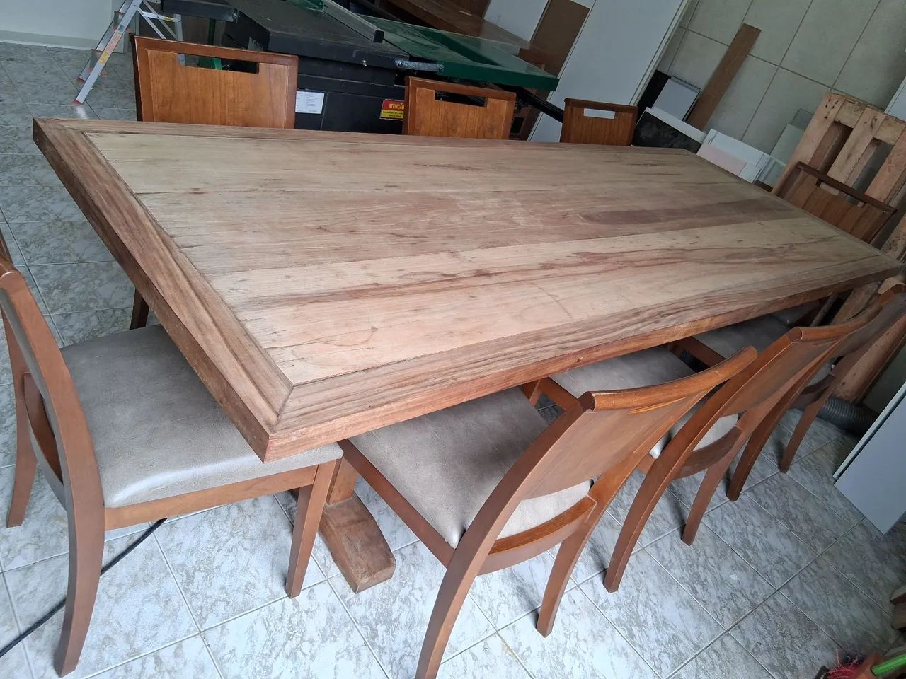 Mesa de Madeira Maciça com 8 cadeiras  - Foto 3
