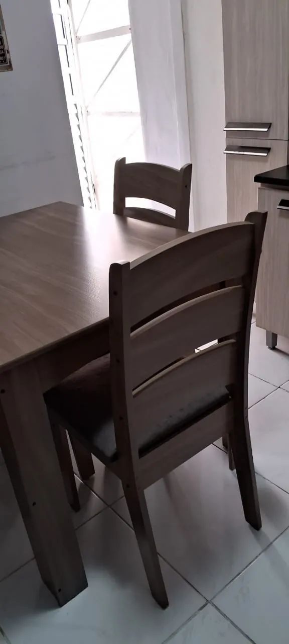 Mesa quadrada com 4 cadeiras 64386065059841120