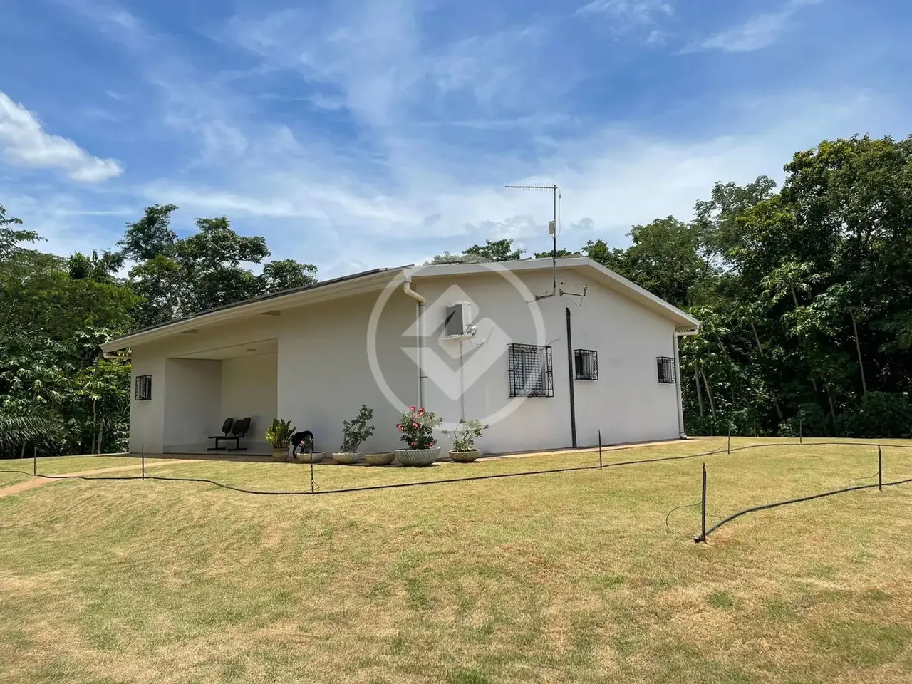 Chácara com 5.600m2 na estrada Velha da Guia, beira do Rio Bandeira. Casa com 3 suítes, co