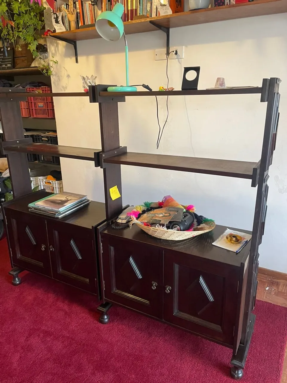 Estante vintage em Imbuia ebanizada com armários espaçosos e design clássico