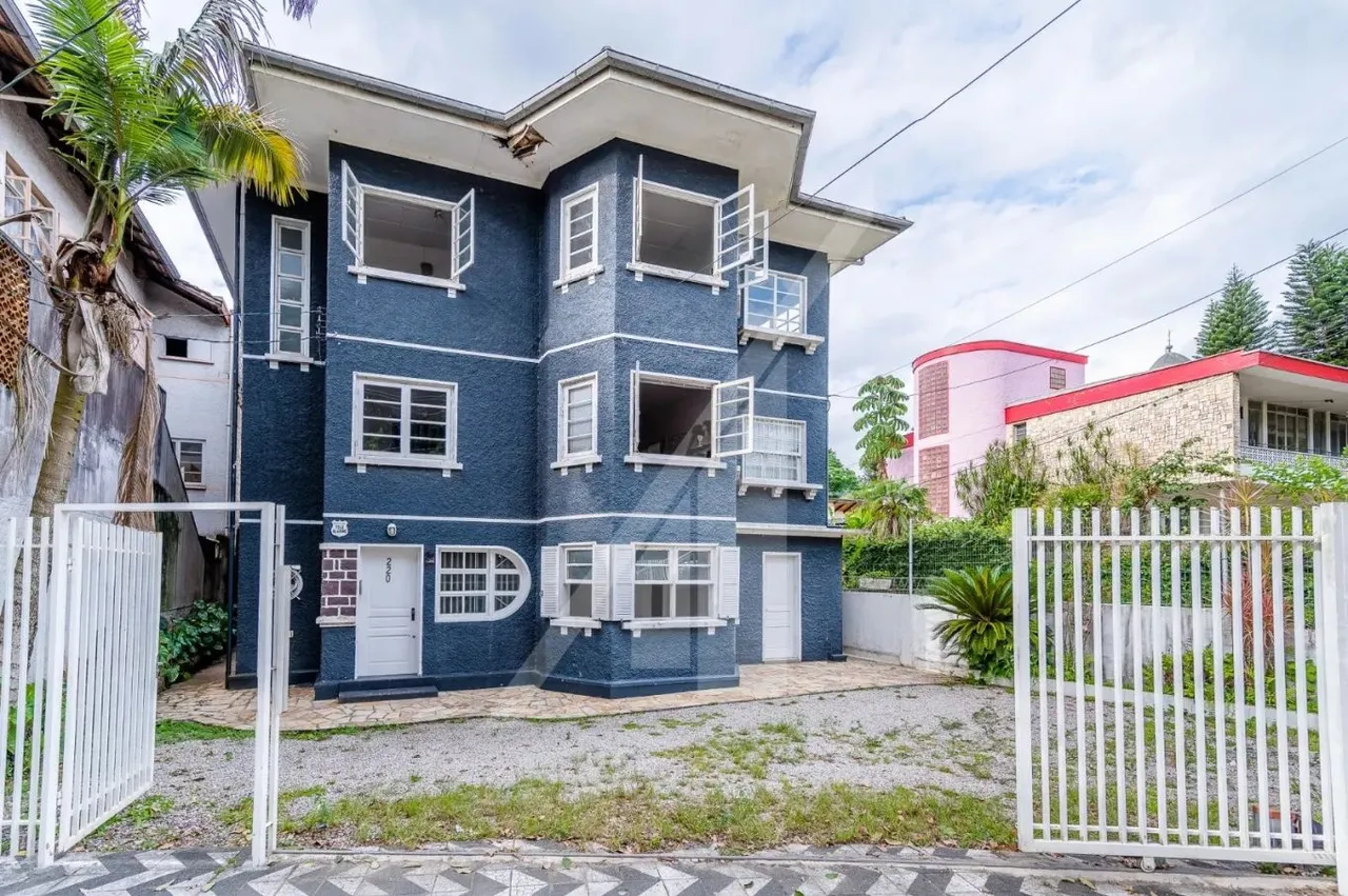 Casa no centro com 3 andares