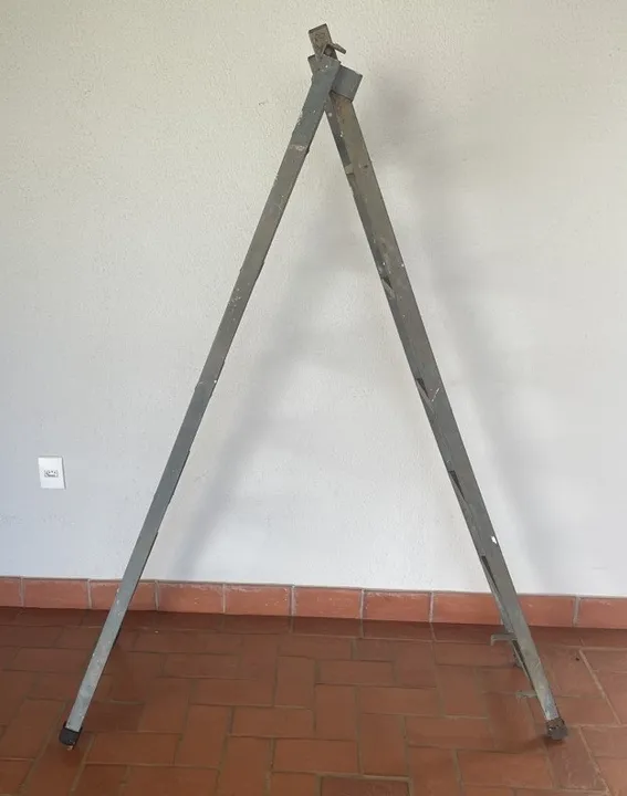 Escada Extensiva De Ferro Em Tubo Metalon Com 12 Degraus