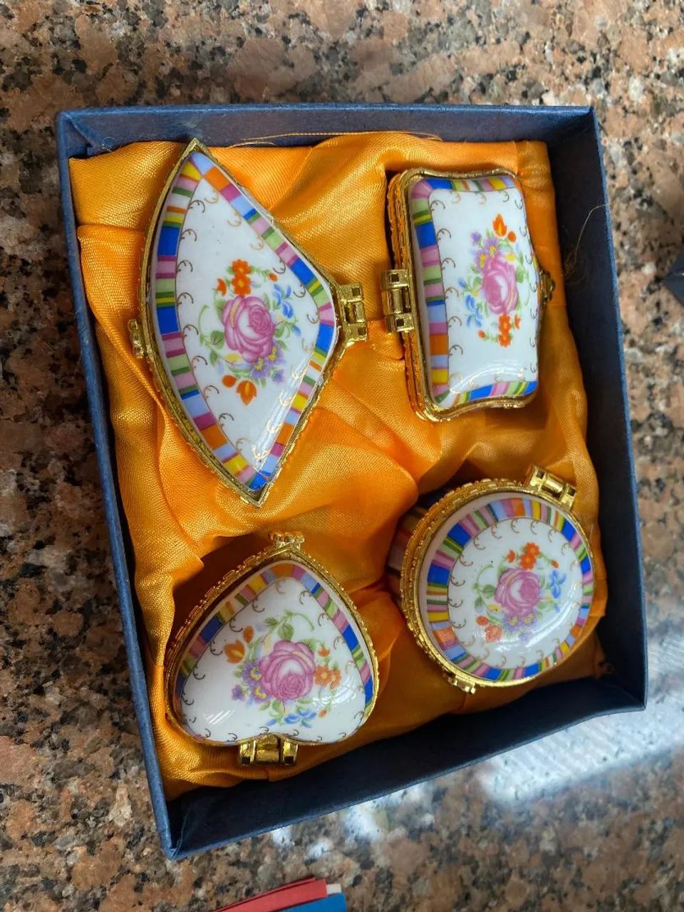 Conjunto de miniaturas de porcelana floral