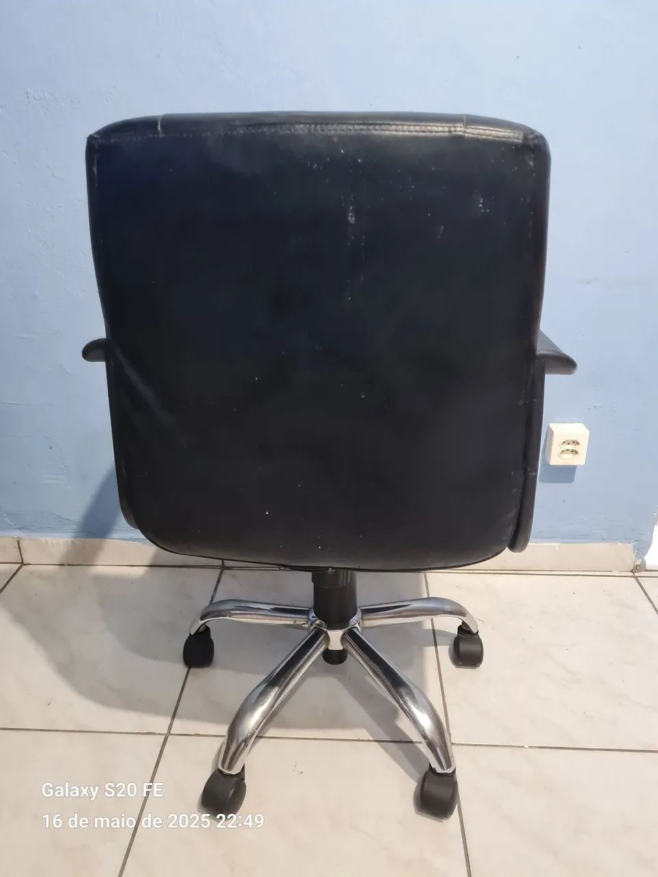 Cadeira de Escritório Giratória com Rodinhas ( leiam o final do anúncio...) - Foto 3