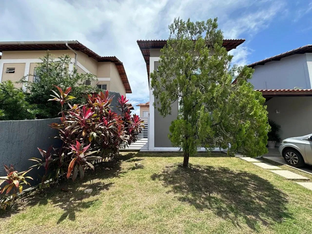 Casa Duplex, com 4 quartos, quintal, projetados, energia solar, R$ 800.000,00