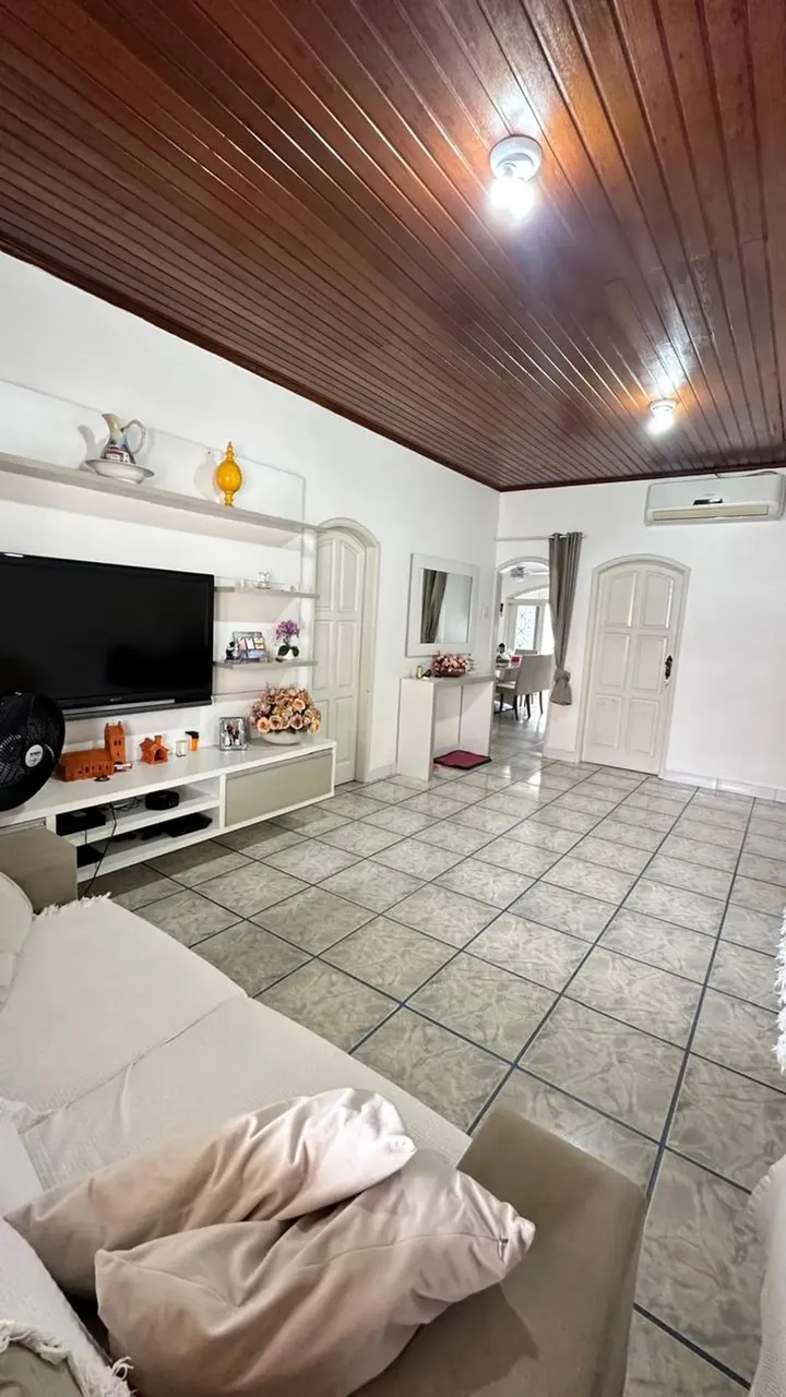 Vendo lindíssima casa de 360m², de 2 andares no bairro Japiim
