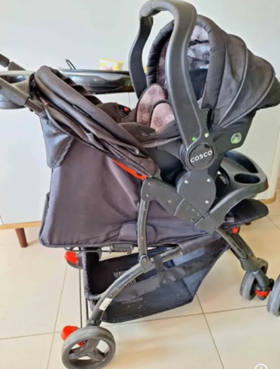 Carrinho de Bebê Cosco com Bebê Conforto