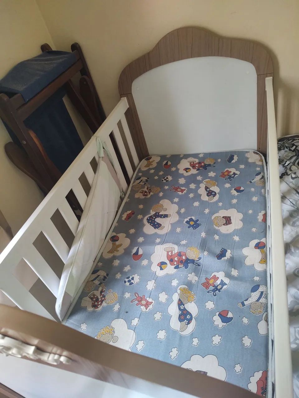 Berço Infantil Branco com Detalhes Amadeirados