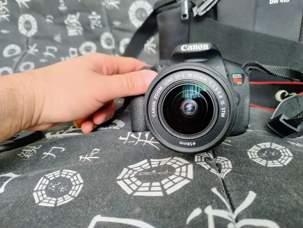 Câmera DSLR Canon EOS Rebel T5i com lente lente 18:55 STM