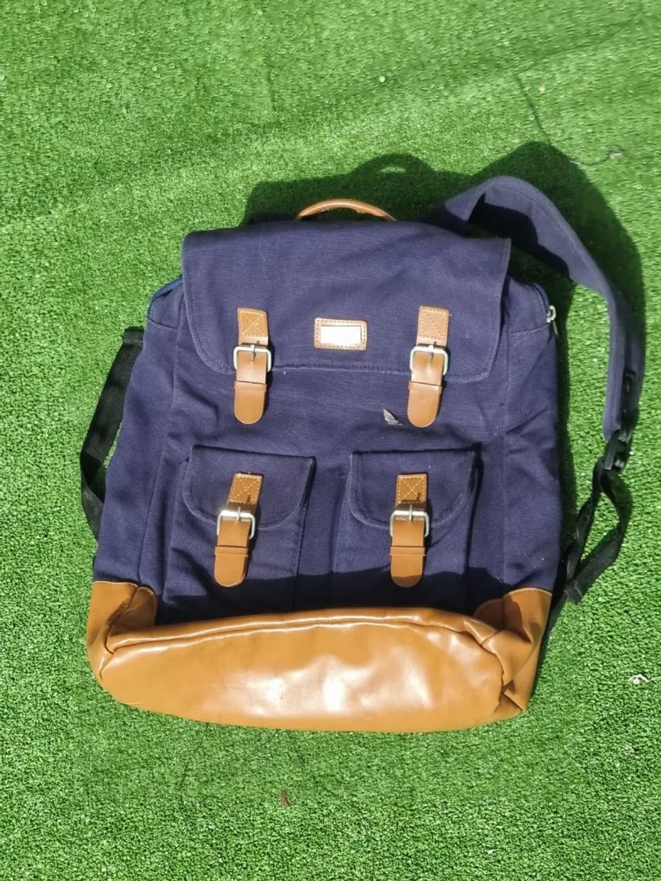 Mochila Azul com Detalhes em Couro - Estilo e Durabilidade