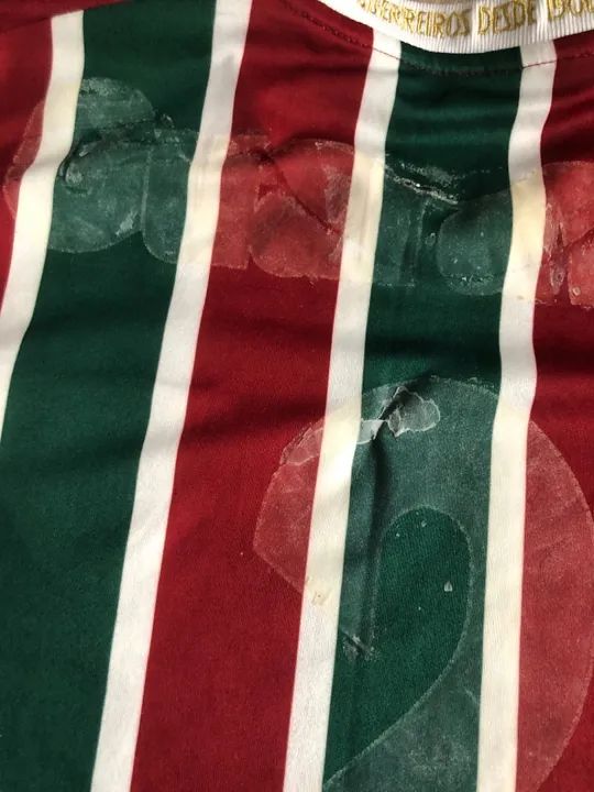 CAMISA FLUMINENSE COM COLA DO ADESIVO QUE DESCOLOU  TAMANHO P - Foto 5
