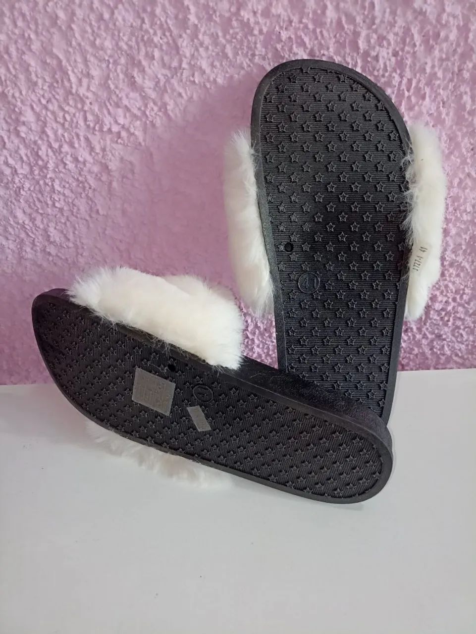 Chinelo feminino slide preto com pelúcia  - Foto 3