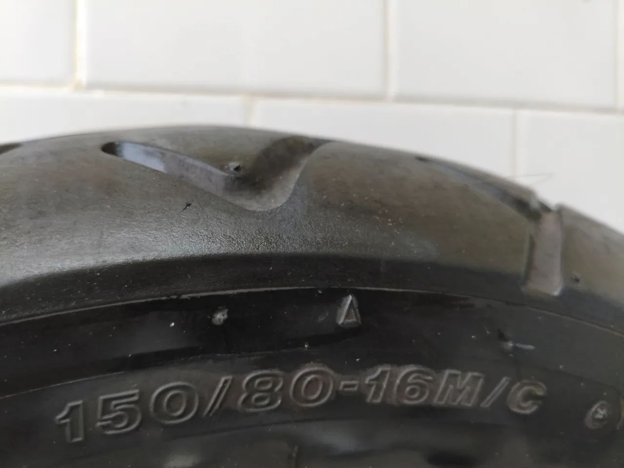 Pneu Bridgestone 150/80/16 sem cortes sem conserto 80% de borracha  - Foto 4