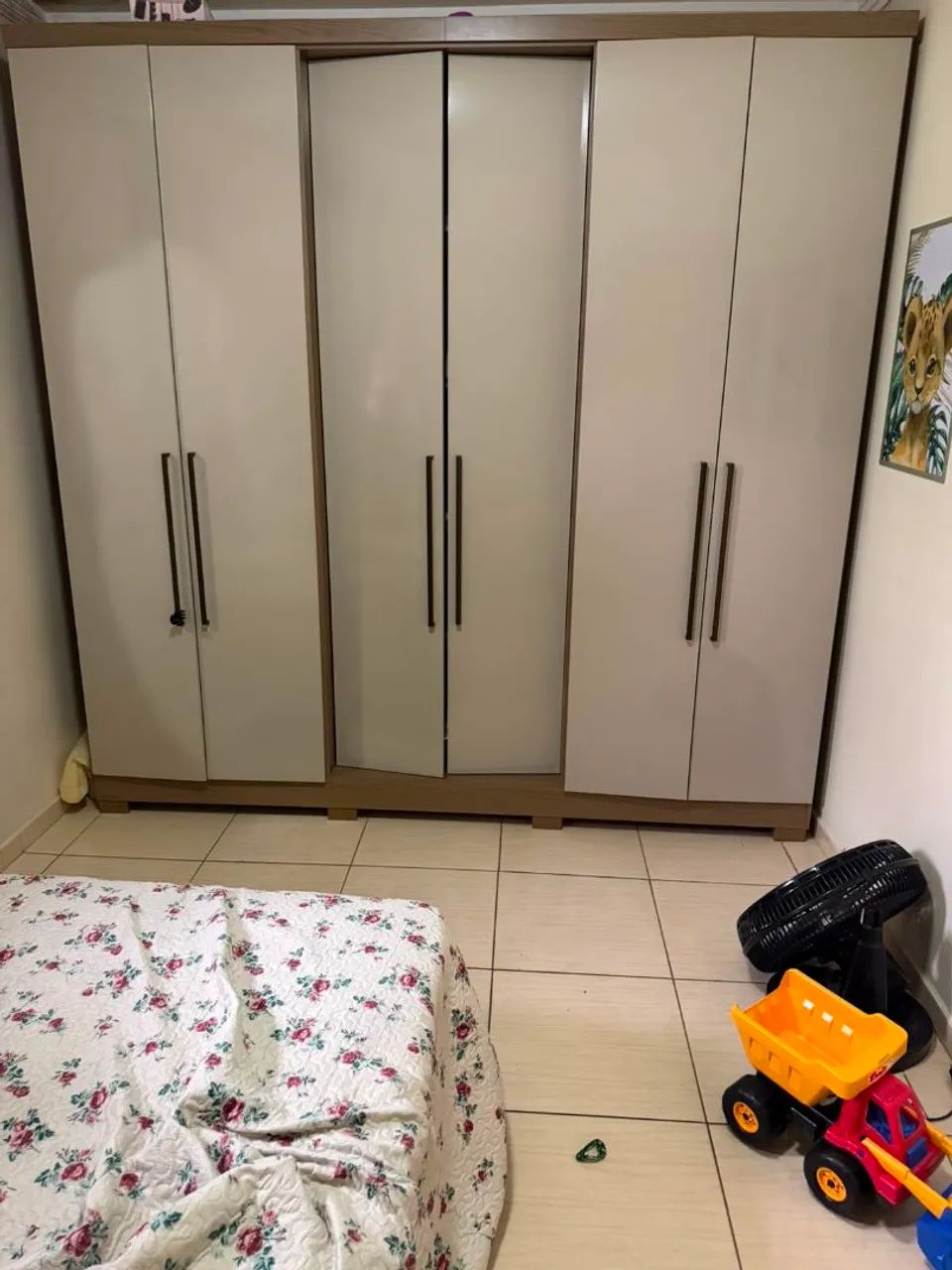 Guarda roupa grande 6 portas 