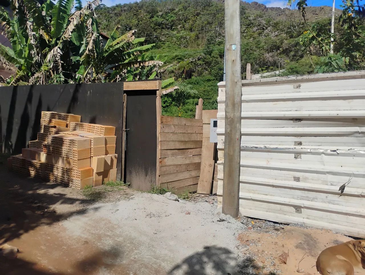 Vendo terreno com imóvel de madeira. - Foto 3