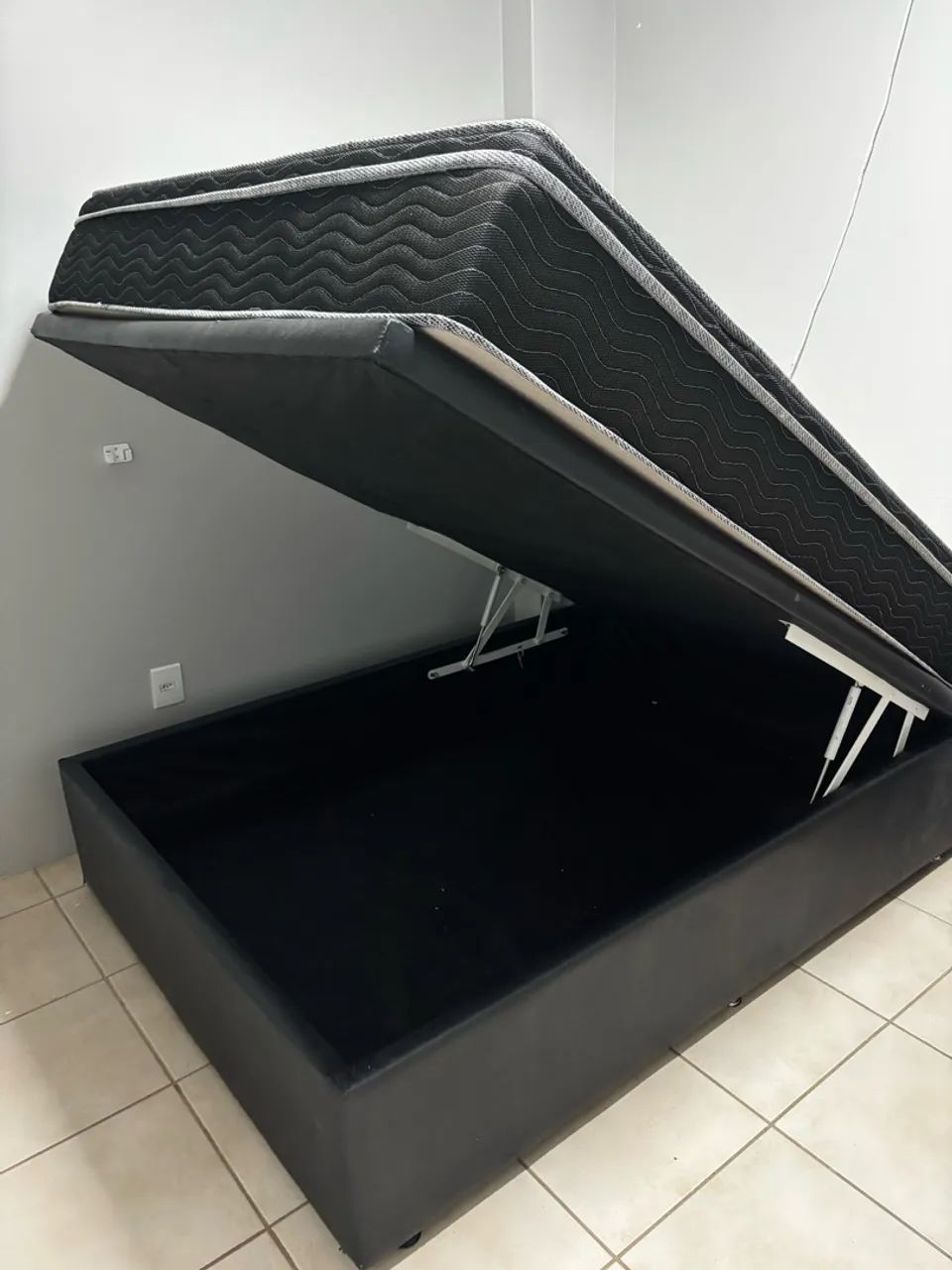 Vendo cama box baú de casal 