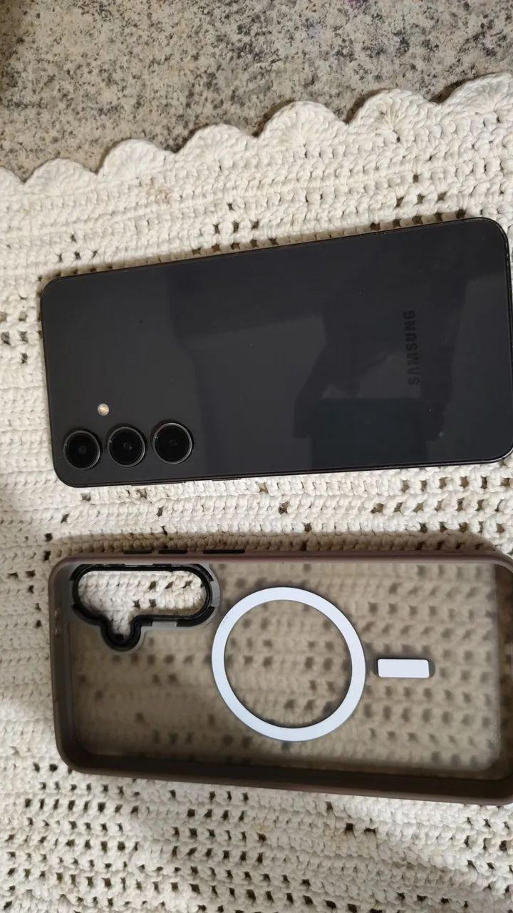 vendo um celular Samsung Galaxy S24 f e 