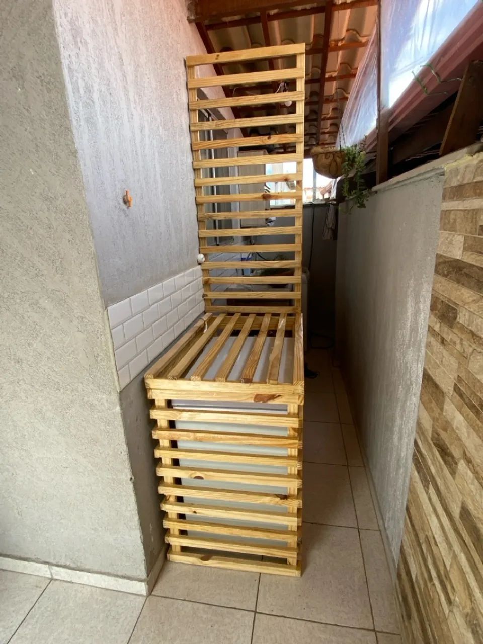 Suporte para freezer com painel ripado em Pinus - Foto 4