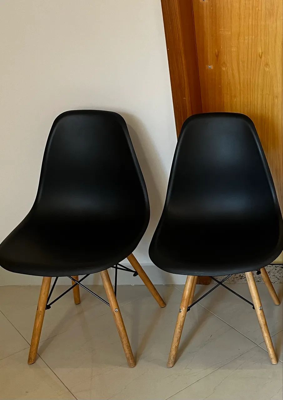 Vendo 2 cadeiras pés palito super conservada