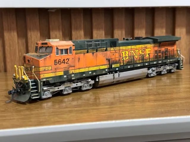 Locomotiva AC4400CW BNSF KATO (leia) - Foto 2