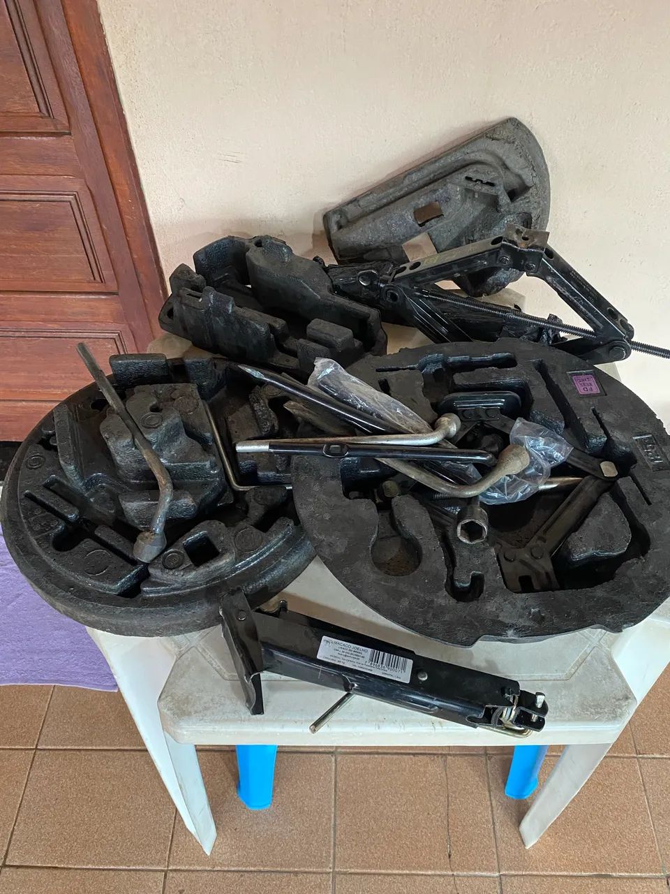 Macacos chave de roda e triângulos 