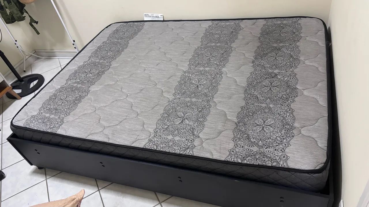 Vendo cama de casal com colchão 