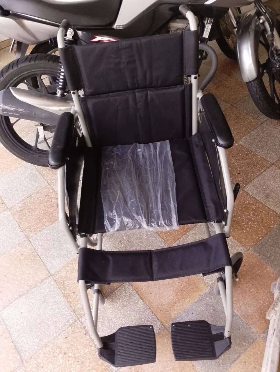 Vendo cadeira de rodas e andador  - Foto 3