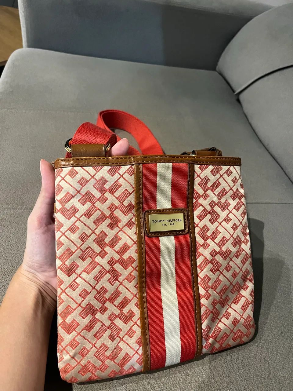 Bolsa Tommy Hilfiger bege com vermelho tira colo - Foto 3
