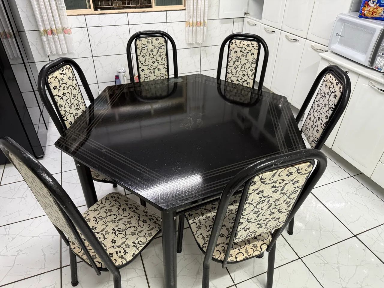 Mesa com tampo de mármore hexagonal 6 cadeiras  - Foto 3