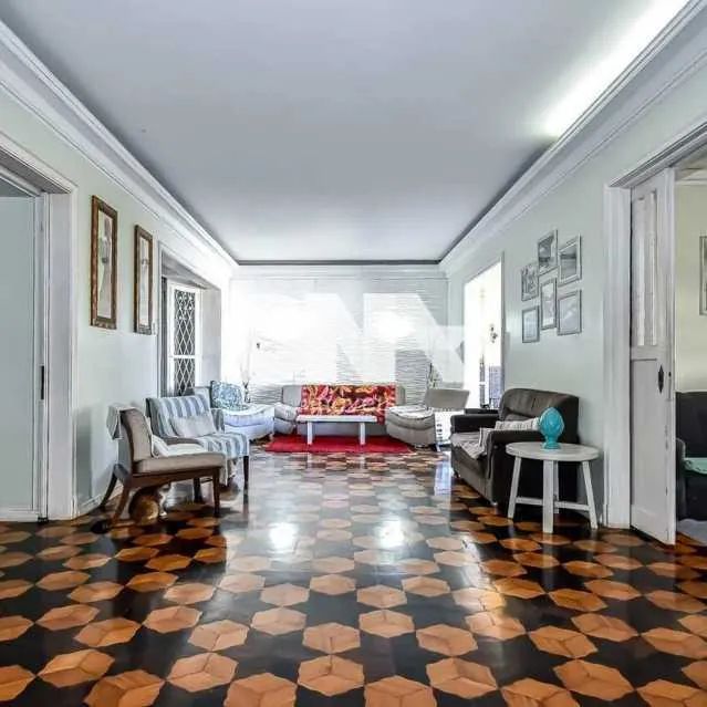 Casa de rua : Triplex / Residencial / Leme