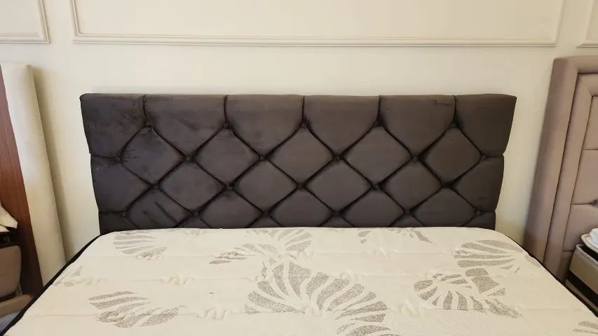    Cama Queen semi nova com base e cabeceira estofada