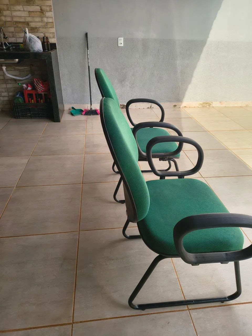 Vendo 2 cadeiras pra escritório 