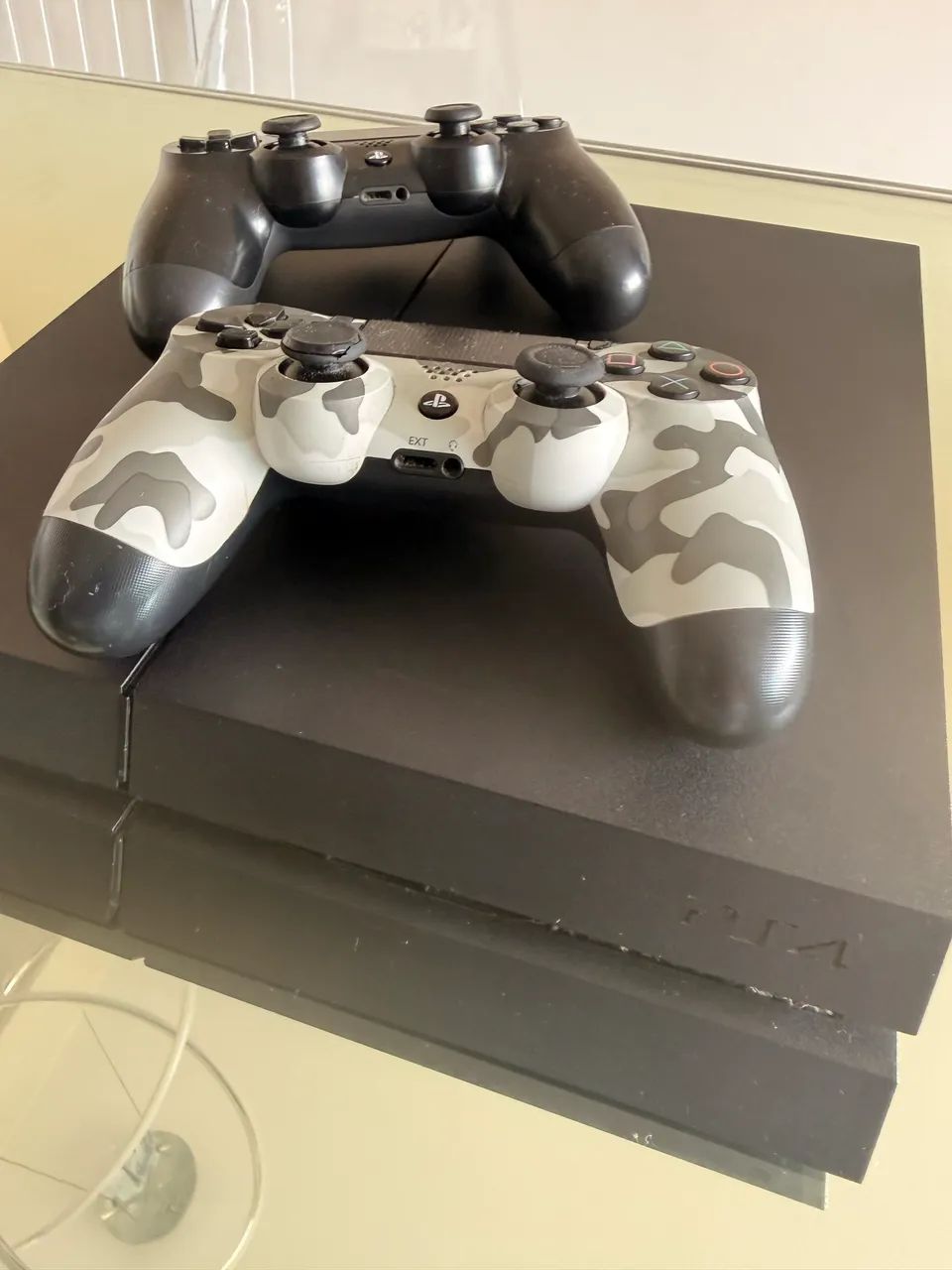 PlayStation 4 com 2 controles + 4 jogos  - Foto 2