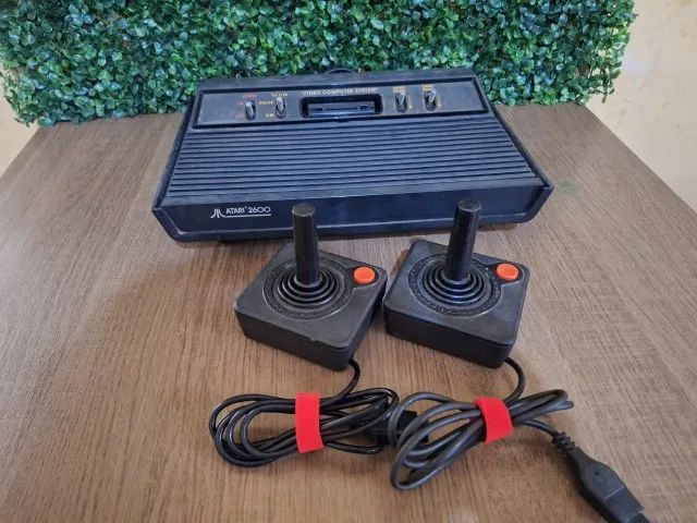 Atari com 2 controles funcionando certinho bem conservado
